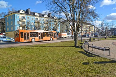 Kaliningrad, Rusya - 25 Şubat 2017: Görünüm, Leninsky Avenue bahar öğleden sonra
