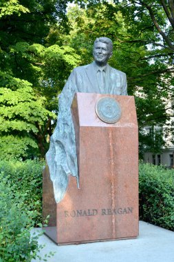 Varşova, Polonya - 23 Ağustos 2014: ABD Başkanı Ronald Reagan Uyazdovskaya Caddesi üzerinde bir anıt
