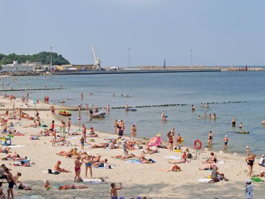 Öncü, Rusya - 02 Ağustos 2012: City beach güneşli bir gün