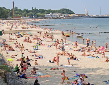 Öncü, Rusya - 02 Ağustos 2012: Güneşli bir gün şehir sahilde insanlar 