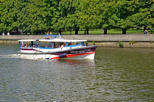 KALINININGRAD, RUSIA - 15 de agosto de 2014: El barco turístico "Estrella del Norte" flota río abajo hasta Pregolya —  Fotos de Stock