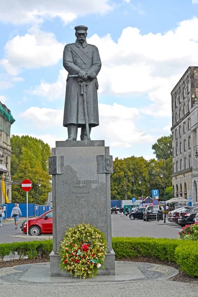 波兰华沙-2014 年 8 月 23 日︰ 元帅约瑟夫 Pilsudsky Pilsudsky 广场的一座丰碑一个视图 — 图库照片