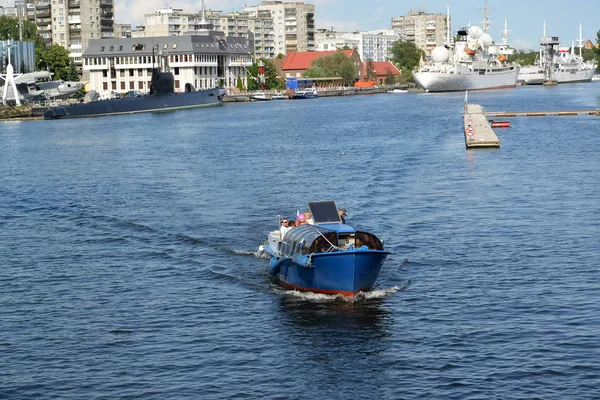 КАЛИНИНГРАД, РОССИЯ - 05 июля 2016 года: Ходячая лодка по реке Преголя на фоне Музея Мирового океана — стоковое фото