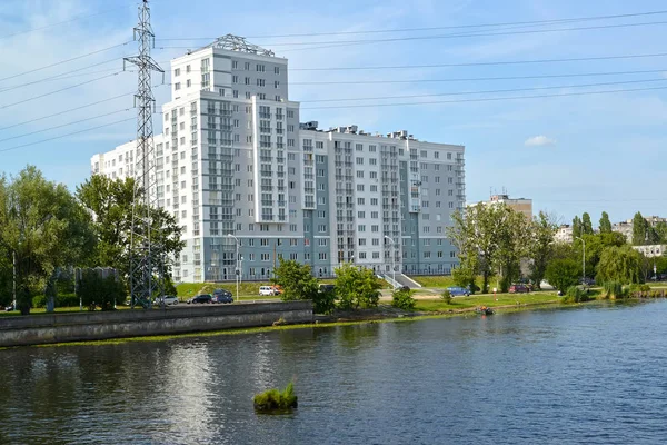 Nueva casa en la orilla del río Pregolya. Kaliningrado — Foto de Stock