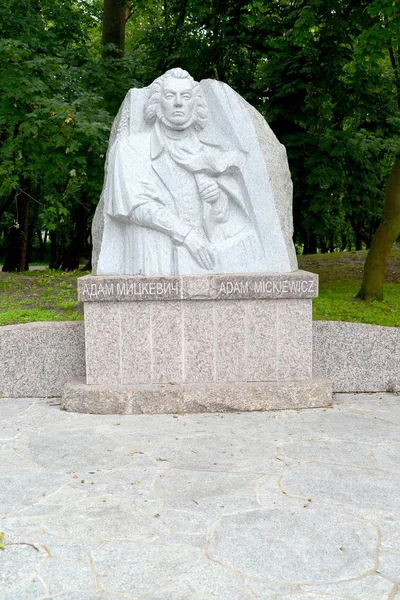 ZELENOGRADSK, RUSIA - 21 de agosto de 2016: Monumento al famoso poeta Adam Mickiewicz —  Fotos de Stock