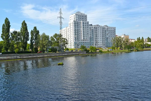Stadtansicht mit einem neuen Haus am Ufer des Flusses Pregolya. Kaliningrad — Stockfoto