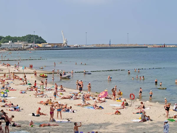 PIONEER, RUSSIA - AUGUST 02, 2012: City beach in the sunny day — Stock Photo, Image