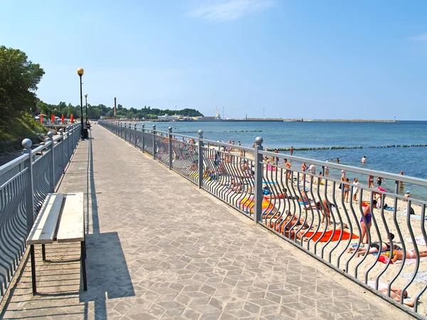 PIONEER, RUSSIA - AUGUST 02, 2012: A view of a promenade on the bank of the Baltic Sea — Stock Photo, Image