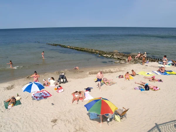 PIONEER, RUSSIA - AUGUST 02, 2012: People sunbathe on the city beach — Stock Photo, Image