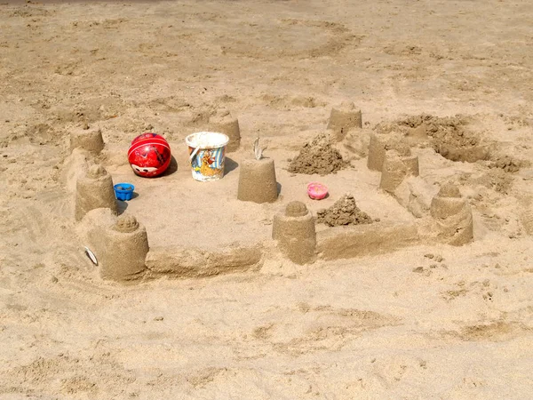 The sand castle made by children on the sandy beach — Stock Photo, Image