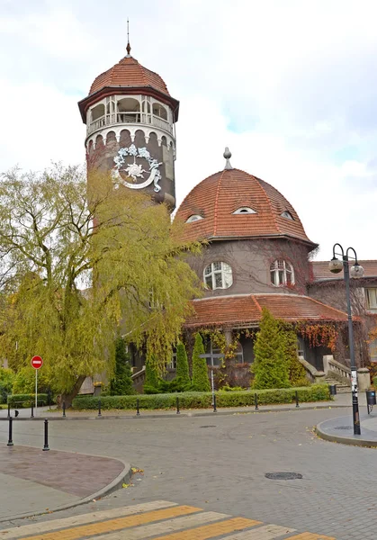 Wasserschlammbad und Wasserturm am Herbsttag. Swetlogorsk, Gebiet Kaliningrad — Stockfoto