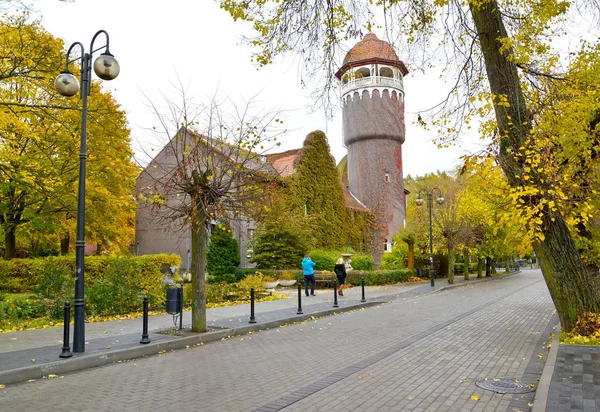 Vista de baños de barro de agua y torre de agua en el otoño. Svetlogorsk, región de Kaliningrado —  Fotos de Stock