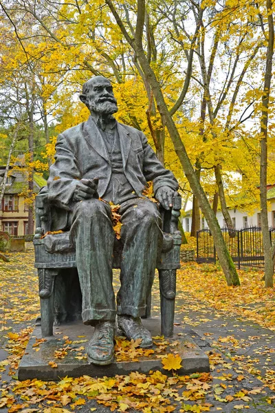 SVETLOGORSK, RÚSSIA - 26 de outubro de 2016: Um monumento ao acadêmico I. P. Pavlov no dia de outono — Fotografia de Stock