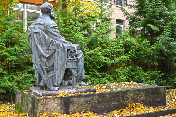 SVETLOGORSK, RUSIA - 26 DE OCTUBRE DE 2016: Monumento al académico I. P. Pavlov en otoño — Foto de Stock