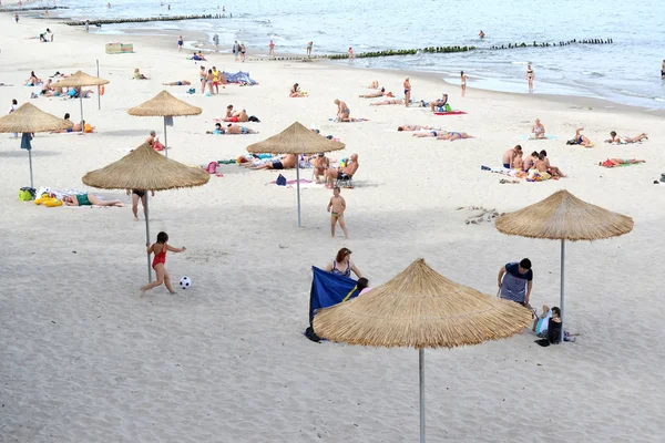 PIONEER, RUSSIA - AUGUST 22, 2015: The city beach on the bank of the Baltic Sea — Stock Photo, Image