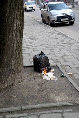 Kaliningrad, Rusya - 05 Şubat 2017: Kaldırımda çöp yalanlarla yırtık çanta