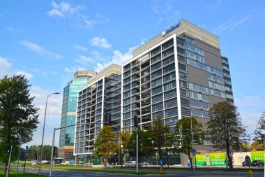 Varşova, Polonya - 23 Ağustos 2014: Modern yüksek artış office Evrotsentrum karmaşık binaların sokakta Jerusalem caddeleri