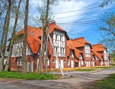 Kırmızı kiremit çatı altında yeni townhouse