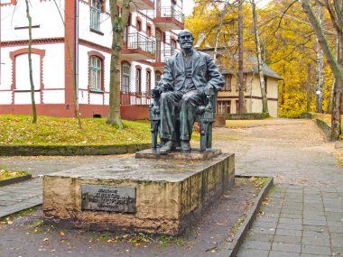 Svetlogorsk, Rusya - 07 Kasım 2010: Sonbahar öğleden sonra academiician ı. P. Pavlov anıt