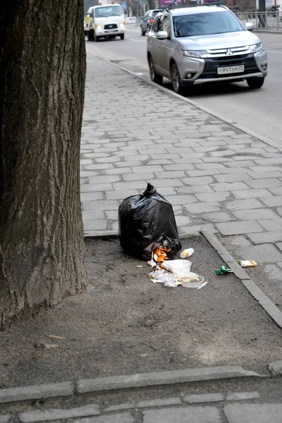 Kaliningrad, Rusya - 05 Şubat 2017: Kaldırımda çöp yalanlarla yırtık çanta