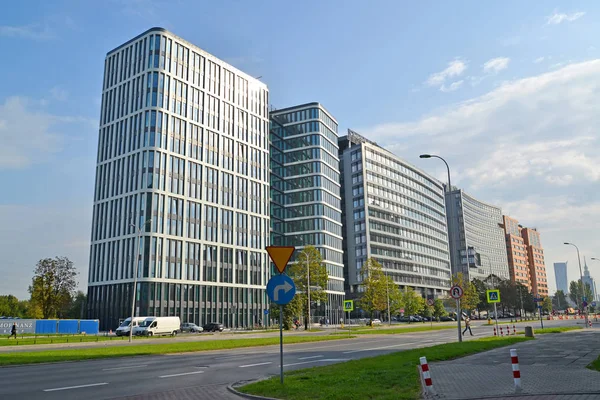 WARSAW, POLOGNE - 23 AOÛT 2014 : Bâtiments de bureaux modernes dans la rue les avenues de Jérusalem — Photo