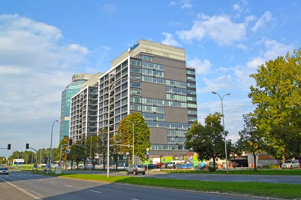 WARSAW, POLONIA - 23 AGOSTO 2014: Un tipo su uffici moderni complesso Evrotsentrum sulla strada i viali di Gerusalemme — Foto Stock