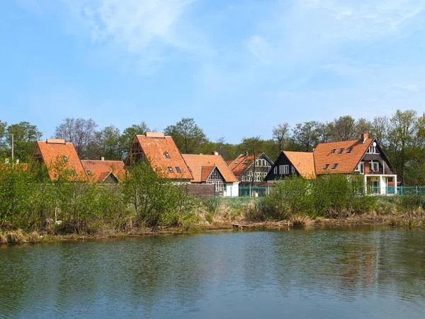 Widoku osada domków na brzegu jeziora. W regionie Kaliningrad — Zdjęcie stockowe