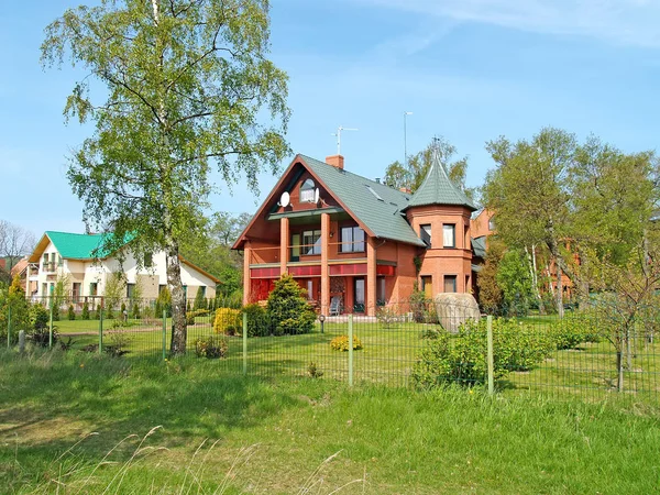 Utsikt över guest houses i vårdag — Stockfoto