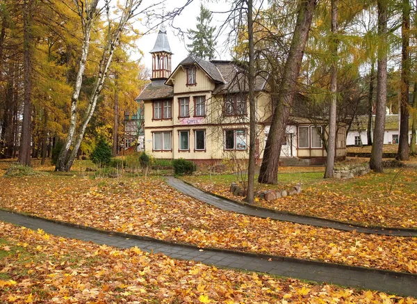 Svetlogorsk, russland - 07. November 2010: Blick auf ein altes Landhaus an einem Herbsttag — Stockfoto