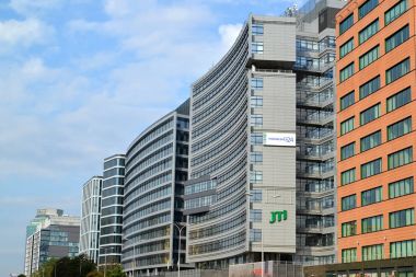 Varşova, Polonya - 23 Ağustos 2014: Modern yüksek ofis binaları