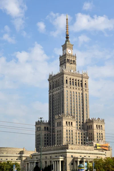 Warsaw, Polen - 23 augustus 2014: Paleis van cultuur en Wetenschappen tegen de achtergrond van de hemel — Stockfoto