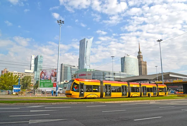 Warschau, Polen - 23. August 2014: die Straßenbahn fährt die Straße entlang der jerusalem Avenue in der Nähe von sredmestye — Stockfoto