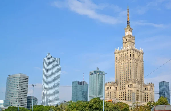 Warszawa, Polen - augusti 23, 2014: En typ på Palace av kultur och vetenskap och modern skyskrapa — Stockfoto