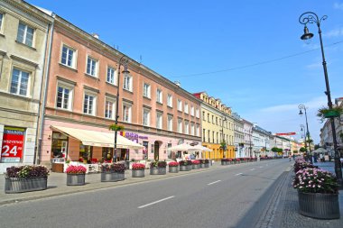 Varşova, Polonya - 23 Ağustos 2014: Novy Swat sokakta dekoratif çiçek yatak yaz gün