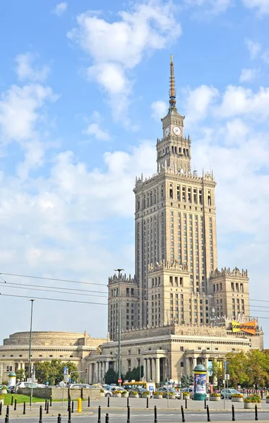 Warsaw, Polen - 23 augustus 2014: Een type op Paleis van cultuur en Wetenschappen — Stockfoto