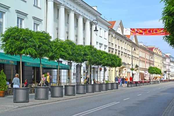 Warszawa, Polen - augusti 23, 2014: Dekorativa träd på Novy Swat Street i sommardag — Stockfoto