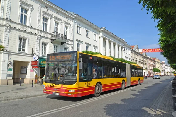 GARANTIA, POLÓNIA - 23 DE AGOSTO DE 2014: O ônibus de passageiros MAN desce a rua Novy Swat — Fotografia de Stock