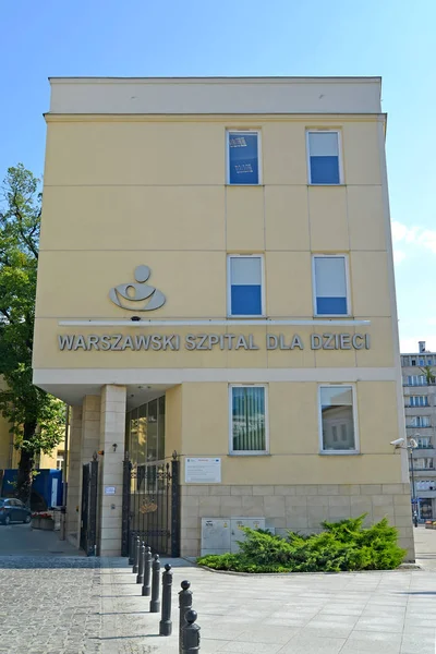 WARSAW, POLONIA - 23 de agosto de 2014: Construcción de un hospital infantil. Texto polaco "El hospital de Varsovia para niños " — Foto de Stock