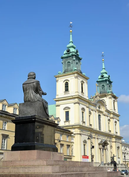 WARSAW, POLAND. Monument to Nicolaus Copernicus and church of the Sacred Cross — Stock Photo, Image