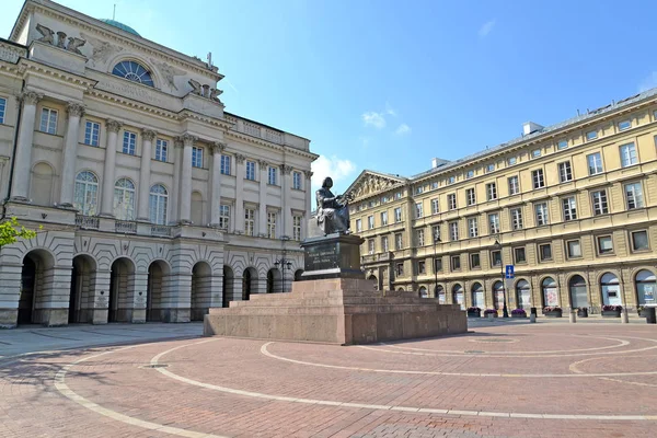 VARSOVIA, POLONIA - 23 de agosto de 2014: Monumento a Nicolás Copérnico y al palacio de Stashits — Foto de Stock