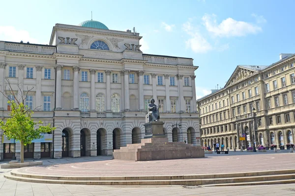 WARSAW, POLAND - AUGUST 23, 2014: Building of the Polish academy  of Sciences (Stashits's palace) and monument to Nicolaus Copernicus — Stock Photo, Image