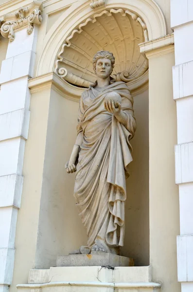 Urania's (muse) statue in a niche of the main building of the Warsaw university. Warsaw, Poland — Stock Photo, Image