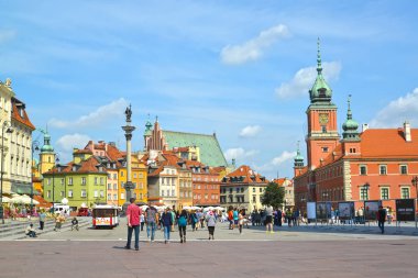 Varşova, Polonya - 23 Ağustos 2014: Zamkovaya Meydanı Kraliyet Sarayı ve yaz günü Sigismund'ın sütun ile