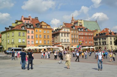 Varşova, Polonya - 23 Ağustos 2014: Zamkovaya Meydanı yaz gün