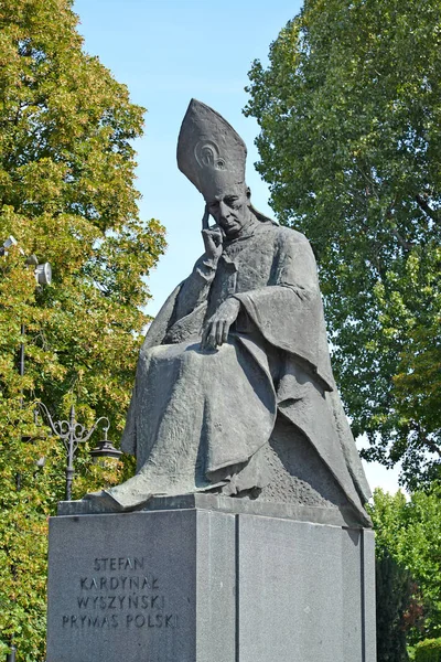 WARSAW, POLONIA - 23 de agosto de 2014: Monumento al cardenal Stefan Vyshinsky, de cerca. Texto en polaco "Cardenal Stefan Vyshinsky, Primado de Polonia " — Foto de Stock