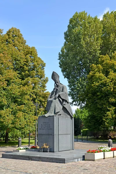 WARSAW, POLONIA - 23 de agosto de 2014: Un monumento al cardenal Stefan Vyshinsky en el día de verano —  Fotos de Stock