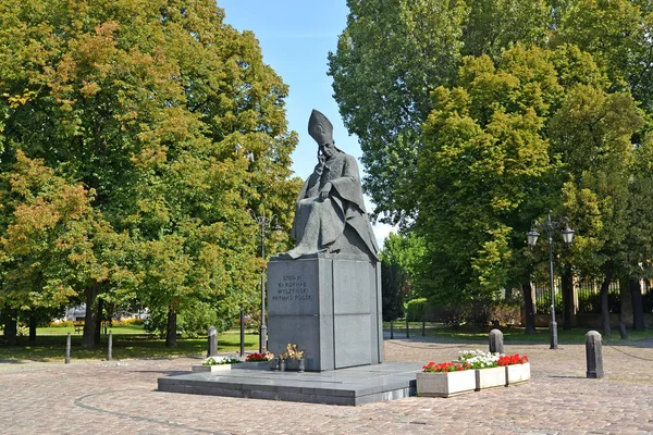 WARSAW, POLONIA - 23 AGOSTO 2014: Veduta di un monumento al cardinale Stefan Vyshinsky — Foto Stock
