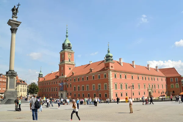 WARSAW, POLOGNE - 23 AOÛT 2014 : Le palais royal et la colonne de Sigismond sur la place Zamkovaya — Photo