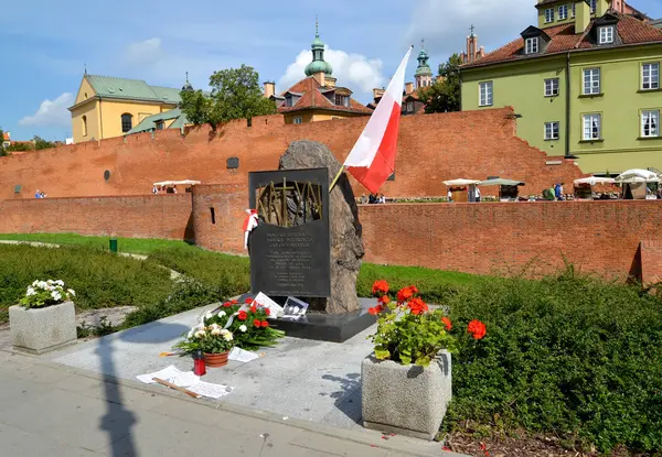 VARSOVIA, POLONIA - 23 de agosto de 2014: Signo memorable "Memorias de oficiales del Ejército Polaco, Muerto Más tarde 17 de septiembre de 1939 " —  Fotos de Stock