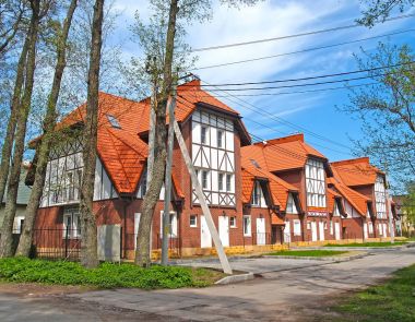 Kırmızı kiremit çatı altında yeni townhouse